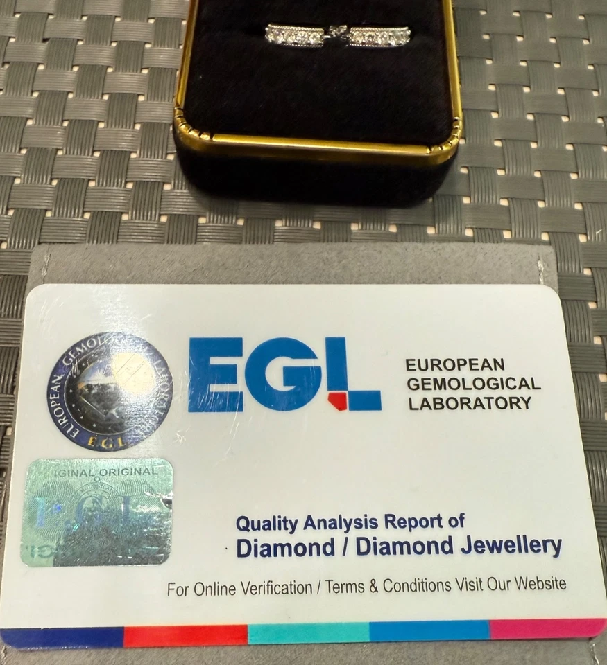 1 par de pendientes de diamantes huggie de oro blanco de 14k tachonados con 14 piezas de diamante Foto 1 de 4