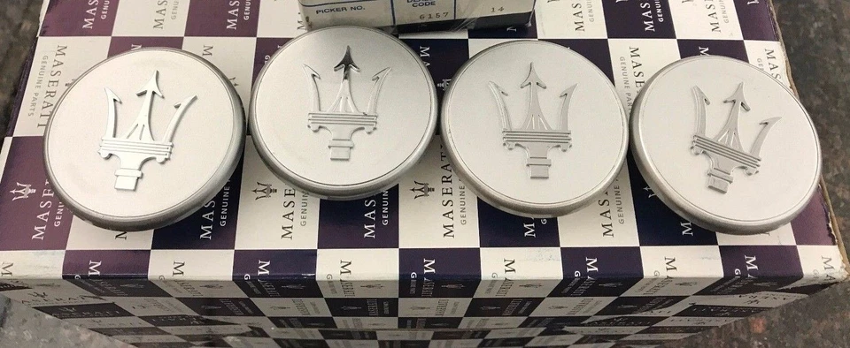 Maserati Spyder & Coupe 2002-06 nuevo juego de 4 tapas centrales originales tridente cromado Foto 1 de 1