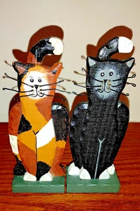 Juego de 2 estatuillas de sujetalibros de arte popular vintage de estatuas de gato de madera negras y calicó - Imagen 1 de 8