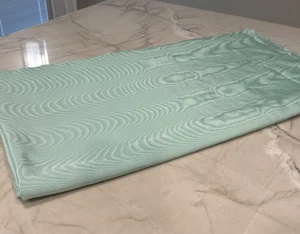 Tessuto Moire verde chiaro schiuma di mare larghezza 50" x 58" - Foto 1 di 5