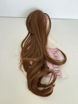 Clip de extensión de cabello Paula Young cola de caballo fluido color castaño rojizo medio A0997 Foto 1 de 4