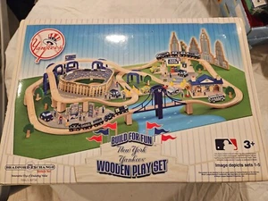 Nuovissimo Playset Treno in Legno Bradford Exchange NY Yankees Pensionato - Set 22 Pezzi - Foto 1 di 8