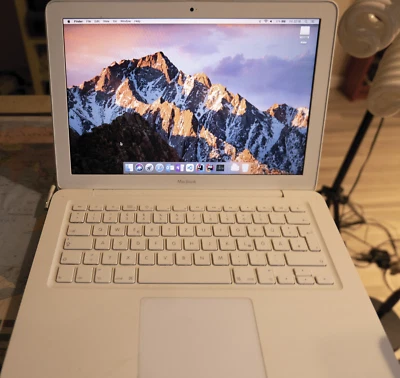 Apple MacBook 13" Mid 2010 - Bild 1 von 2