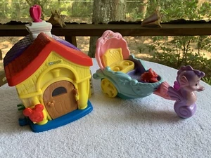 Fisher Price Little People Disney Mickey Mouse Haus PLUS Meerjungfrau musikalische Kutsche - Bild 1 von 12