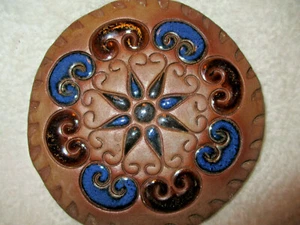 Vintage~Arte Pottery~Trivet~Pane Piastrella~Targa da parete~5,5"~Firmato - Foto 1 di 8