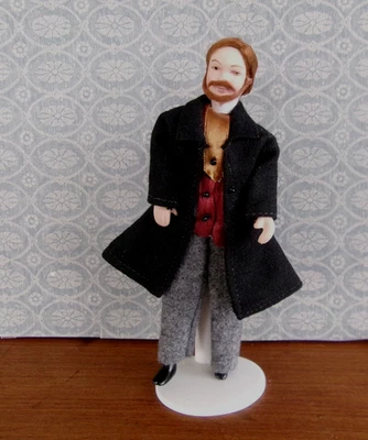 Muñeca de colección Dapper Gentleman bisque y tela para casa de muñecas con soporte de metal Foto 1 de 4