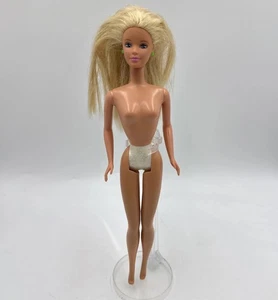 Muñeca Barbie años 90 rubia desnuda para pendientes verdes únicos en su clase - Imagen 1 de 8