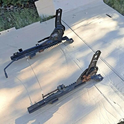 TOYOTA 1990-95 4RUNNER  FRONT PASSENGER SEAT FRAME RAIL OEM TOYOTA - Image 1 of 4