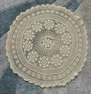 Vintage Handarbeit Creme 31" Runde Häkel Tischdecke/Deckchen - Bild 1 von 8