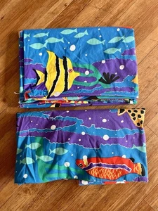 Juego doble de sábanas planas y ajustables azul bajo el mar pez Cheryl Johnson de colección Springs - Imagen 1 de 5