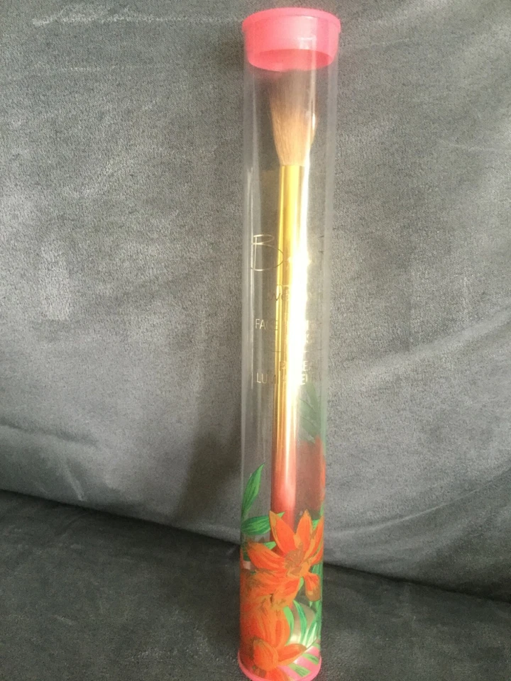 2 Wet N Wild X Bretman Jungle Rock Eyeshadow Brush