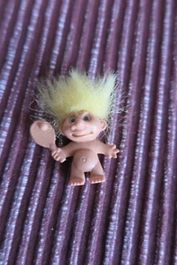 MUÑECA TROLL VINTAGE - PELO AMARILLO - TAPA LÁPIZ CON RAQUETA DE TENIS - Imagen 1 de 2