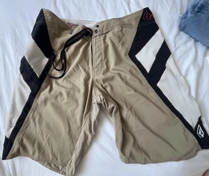 Volcom Men’s Beige Board Shorts Vintage Size 36 - Picture 1 of 5