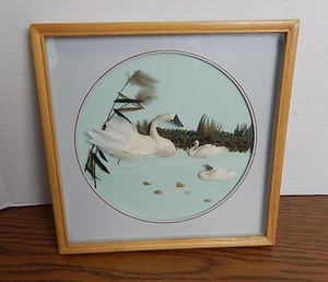 Artesanal ÚNICO ENMARCADO CISNES 3D pluma arte colgante de pared usado en excelente estado - Imagen 1 de 8