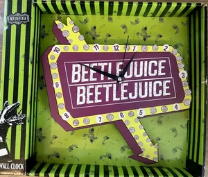 Reloj de pared Beetlejuice Arrow Sign Prop - Accutime / Nuevo en caja NUEVO - Imagen 1 de 2