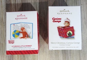 2 Hallmark Andenken Ornament Kurioses George fliegt einen Drachen / Frohe Weihnachten - Bild 1 von 1