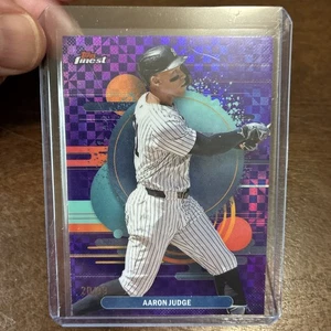 2025 Topps Finest Aaron Judge refractor de tablero de ajedrez púrpura poco común 20/99. - Imagen 1 de 16