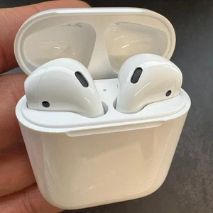 Airpods 2da Generación con Estuche de Carga Inalámbrica - MV7N2AM/A - Imagen 1 de 4