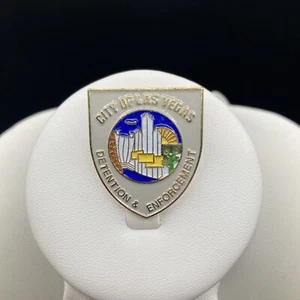 Prendedor esmaltado City of Las Vegas "Detención y aplicación" tono blanco y dorado 1" - Imagen 1 de 5