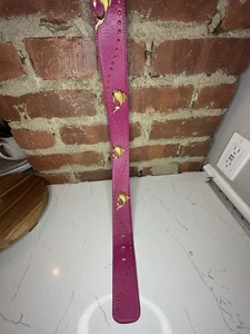 Vintage 80er ESCADA rosa Leder & Gold Nieten Fisch verziert Gürtel 32 Zoll - Bild 1 von 17