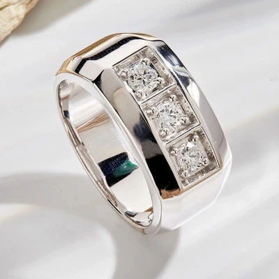 Alianza de boda para hombre de moissanita blanca de corte redondo de 0,60 quilates enchapada en oro blanco de 14 k Foto 1 de 4