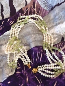 Collar de peridoto de perlas de agua dulce de cuatro hebras de mediados de siglo - 17 pulgadas - Imagen 1 de 8