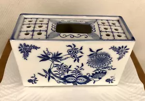 Vintage weiß mit blauen Blumen Porzellan Frosch Vase rechteckig Andrea von Sadek - Bild 1 von 14