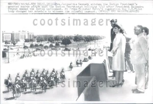 1962 1st Lady Jackie Kennedy Watches Parade New Delhi India Press Photo - Bild 1 von 2