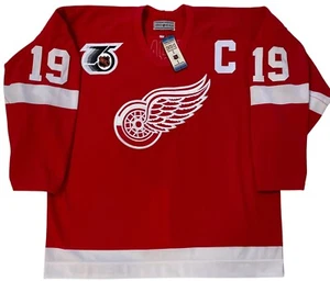 MAGLIA STEVE YZERMAN 1991-92 DETROIT RED WINGS AUTENTICA CCM TAGLIA 52 NUOVA CON ETICHETTE - Foto 1 di 6
