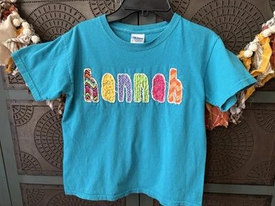 Персонализированная футболка YM Hannah Appliqué бирюзовый синий цвет - Изображение 1 из 4