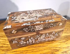 FINE CHINESE ROSEWOOD BOX + MOTHER OF PEARL INLAY - FAUNA FLORA & FIGURES c.1899 - Picture 1 of 12