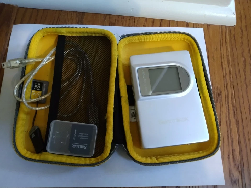 SmartDisk 2.5 Inch Silver USB 2.0 Portable Digital Photo Bank Card Reader w Case - Image 1 of 1