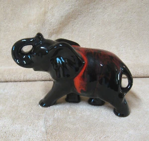 Afrikanischer Löwe Safari Elefant Keramik Keramik Figur Cambridge Kanada 7"x 4,25" - Bild 1 von 5