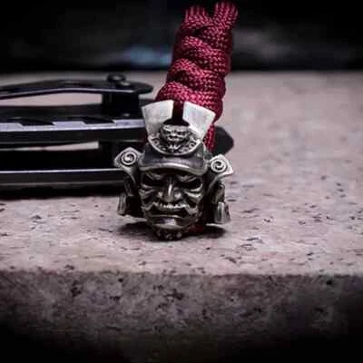 Negro EDC Latón Samurai Casco Parcord Cordón Cuchillo Cuentas Hágalo Usted Mismo Colgante Llavero Foto 1 de 4
