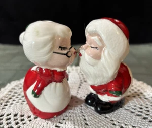 Vintage Ceramic Kissing Santa & Mrs Claus Salt & Pepper Shakers Christmas Decor - Picture 1 of 9