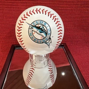 Pelota de recuerdo de béisbol con logotipo de los Marlins de Florida en relieve - Photoball - Imagen 1 de 6