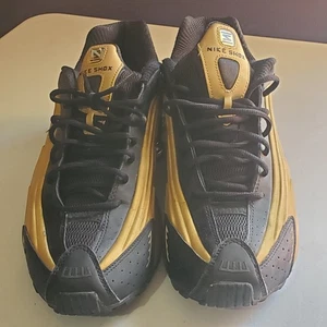 Nike Shox R4 nere oro metallizzato taglia 12 buone condizioni con scatola spedizione veloce  - Foto 1 di 8