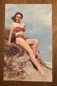 Schöne Dame am Strand in einem gepunkteten Bikini. Postkarte (WP2) - Bild 1 von 2