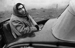Hungarian born American Photo journalist Robert Capa sitting in th- Old Photo - Foto 1 di 1