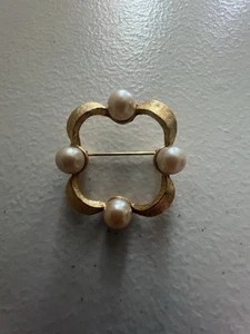 Vintage Faux Pearl and Goldtone Circle Wreath Pin Brooch - Picture 1 of 2