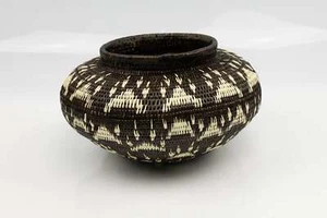 Wounaan Indian Hand Woven Black and White Cat Paw Classic Panama Basket - Picture 1 of 10