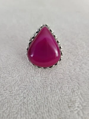 Anel feminino novo sem etiquetas tom prata roxo fúcsia em forma de gota de lágrima tamanho 6.5 - Imagem 1 de 4