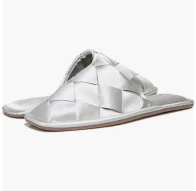 Nuevo en Caja SAM EDELMAN Rhys Slip On Plano Tejido Satinado Mules en Plata Talla 6.5 Foto 1 de 4