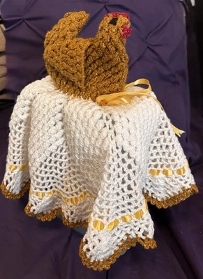 Lovey Chicken Crotchet Cover - Manta de bebé de ganchillo hecha a mano marrón/dorada Foto 1 de 2