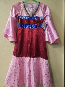 Disney Store Mulan Deluxe Mädchen 7/8 Kostüm Kleid rosa rot blau Neu mit Etikett  - Bild 1 von 4
