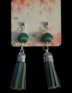 Pendientes con cuentas hechos a mano por Nanaluvcreations de gamuza verde borla con flecos de colección  - Imagen 1 de 2