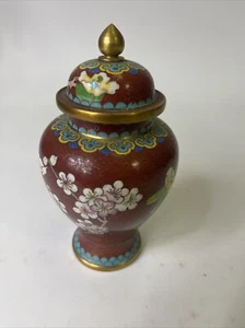 Cloisonne cinese su vaso e coperchio in rame disegno floreale - ottime condizioni - Foto 1 di 9