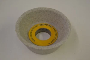 Eine neue Norton 4/3 x 1-1/2" x 1-1/4" Bördelschale Schleifscheibe 32A46-K5VBE - Bild 1 von 3