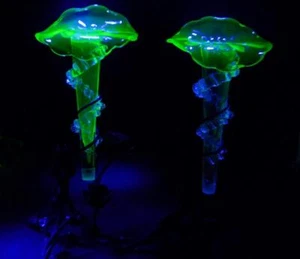 2 HERMOSOS JARRONES VICTORIANOS VERDE URANIO VIDRIO VOLANTES TROMPETA EPERGNE SOPORTE DE METAL - Imagen 1 de 1