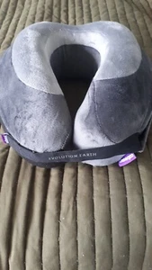 Almohada de viaje para cuello Cabeau Evolution Earth de espuma viscoelástica (gris viento) - Imagen 1 de 4